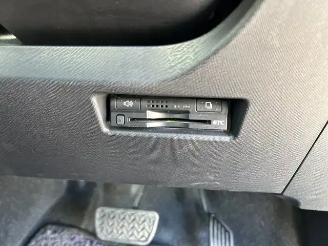 トヨタ アクア クロスオーバー グラム 神奈川県 2018(平30)年 3.5万km ホワイトパールクリスタルシャイン 純正９型ナビゲーション【CD/DVD/Bluetooth】/バックカメラ/フルセグTV/ドライブレコーダー/ＥＴＣ/純正フロアマット/純正ＬＥＤヘッドライト/フォグライト/オートライト/オートハイビーム/シートヒーター/スマートキー/純正１６インチアルミホイール付き夏タイヤ　/前後コーナーセンサー/ルーフレール/レザーシート/レーンアシスト/横滑り防止装置/衝突被害軽減システム