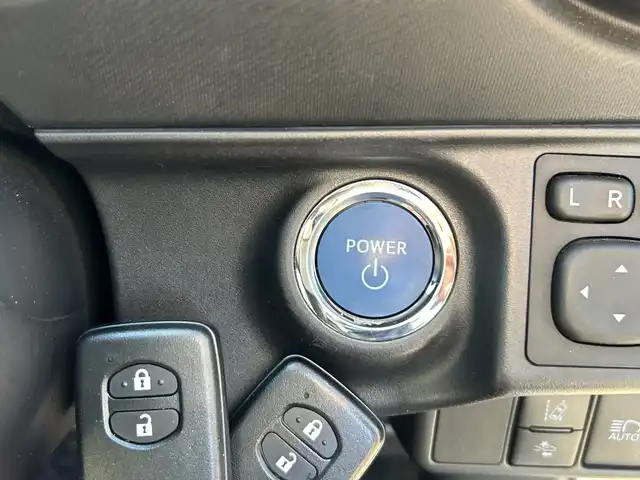 トヨタ アクア クロスオーバー グラム 神奈川県 2018(平30)年 3.5万km ホワイトパールクリスタルシャイン 純正９型ナビゲーション【CD/DVD/Bluetooth】/バックカメラ/フルセグTV/ドライブレコーダー/ＥＴＣ/純正フロアマット/純正ＬＥＤヘッドライト/フォグライト/オートライト/オートハイビーム/シートヒーター/スマートキー/純正１６インチアルミホイール付き夏タイヤ　/前後コーナーセンサー/ルーフレール/レザーシート/レーンアシスト/横滑り防止装置/衝突被害軽減システム