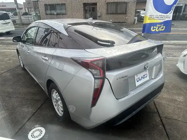 トヨタ プリウス S 奈良県 2017(平29)年 10.8万km シルバーM (株)IDOMが運営する【じしゃロン奈良店】の自社ローン専用車両になります。/こちらは現金またはオートローンご利用時の価格です。自社ローンご希望の方は別途その旨お申付け下さい