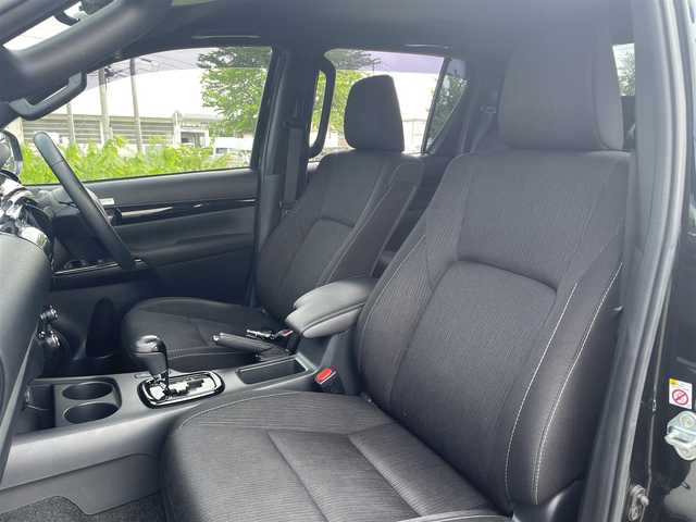 トヨタ ハイラックス Z ブラックラリーエディション 山形県 2019(令1)年 3万km アティチュードブラックマイカ 4WD/ディーゼルターボ/トノカバー/衝突軽減ブレーキ/メモリナビ/　【CD DVD SD USB BT】/フルセグTV/バックカメラ/ステアリングスイッチ/レーダークルーズコントロール/ETC/前後ドライブレコーダー/ダウンヒルアシスト/横滑り防止装置/LEDライト/フォグランプ/ウィンカーミラー/純正フロアマット/ドアバイザー/スペアキーあり