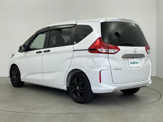 ホンダ フリード G ブラックスタイル 鹿児島県 2023(令5)年 0.7万km パール ホンダセンシング　/純正９型ナビ/（フルセグ/Bluetooth/DVD/CD）/アダプティブクルーズコントロール　/前後ドライブレコーダー　/両側パワースライドドア　/パドルシフト　/前席シートヒーター　/サンシェード　/ＥＴＣ２．０　/バックカメラ　/純正１５インチアルミホイール/三列シート/シートリフター/純正ドアバイザー/スぺキー1本/保証書/取扱説明書