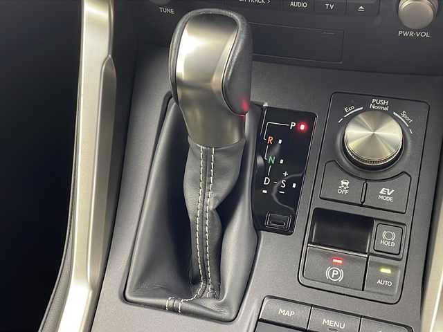 レクサス ＮＸ 300h バージョンL 岐阜県 2018(平30)年 4.6万km ソニッククォーツ パノラマサンルーフ/全周囲カメラ/純正ナビ/（Bluetooth/フルセグ）/エアシート（運転席、助手席）/シートヒーター（全席）/パワーシート（運転席、助手席）/ブラインドスポットモニター/パワーバックドア/レーダークルーズコントロール/レーンキープアシスト/横滑り防止システム/パドルシフト/ブレーキホールド/ステアリングスイッチ/ステアリングヒーター/ドライブレコーダー/ETC２．０/スマートキー/プッシュスタート