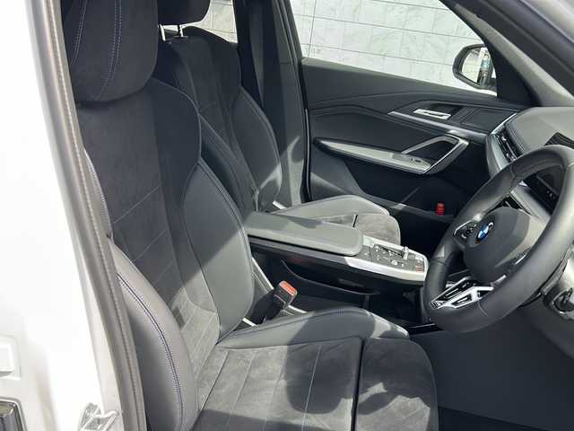 ＢＭＷ ＢＭＷ Ｘ１ 埼玉県 2025(令7)年 0.6万km アルピンホワイトⅢ ワンオーナー　/純正カードブディスプレイ/前後ドライブレコーダー　/パークベンチレーション　/全周囲カメラ　/ビルトインＥＴＣ　/ＡＣＣ　/前席シートヒーター　/前席パワーシート　/運転席メモリーシート/ＨＵＤ/オートハイビーム/オートライト/パドルシフト/ステアリングスイッチ/クリアランスソナー/電動パーキング/オートホールド/置くだけ充電/レーンキープアシスト/BSM/ハンドルアシスト/パワーバックドア　/スマートキー２本　/カードキー１枚　/保証書　/取扱説明書