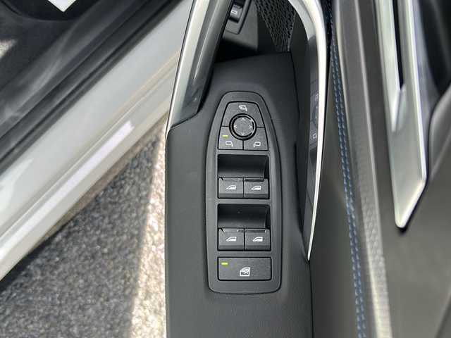 ＢＭＷ ＢＭＷ Ｘ１ 埼玉県 2025(令7)年 0.6万km アルピンホワイトⅢ ワンオーナー　/純正カードブディスプレイ/前後ドライブレコーダー　/パークベンチレーション　/全周囲カメラ　/ビルトインＥＴＣ　/ＡＣＣ　/前席シートヒーター　/前席パワーシート　/運転席メモリーシート/ＨＵＤ/オートハイビーム/オートライト/パドルシフト/ステアリングスイッチ/クリアランスソナー/電動パーキング/オートホールド/置くだけ充電/レーンキープアシスト/BSM/ハンドルアシスト/パワーバックドア　/スマートキー２本　/カードキー１枚　/保証書　/取扱説明書