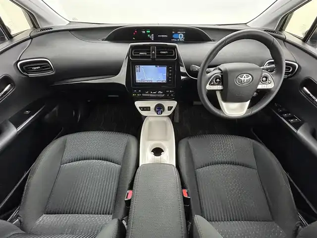 トヨタ プリウス A 岡山県 2016(平28)年 5.6万km ホワイトパールクリスタルシャイン 社外エアロ/純正ナビ/（NSZT-W64）/バックカメラ/アドバンスドパーク/ヘッドアップディスプレイ/トヨタセーフティーセンス/・プリクラッシュセーフティ/・レーンキープアシスト/・オートマチックハイビーム/・レーダークルーズコントロール/・コーナーセンサー/BSM/ETC/ドライブレコーダー/革巻きステアリング/LEDヘッドライト/・フォグライト