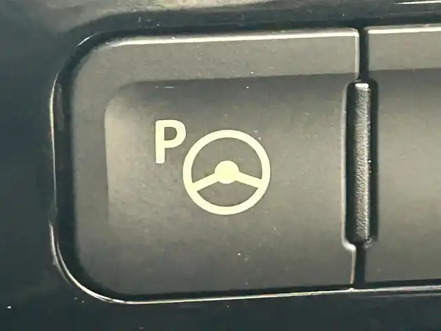 トヨタ プリウス A 岡山県 2016(平28)年 5.6万km ホワイトパールクリスタルシャイン 社外エアロ/純正ナビ/（NSZT-W64）/バックカメラ/アドバンスドパーク/ヘッドアップディスプレイ/トヨタセーフティーセンス/・プリクラッシュセーフティ/・レーンキープアシスト/・オートマチックハイビーム/・レーダークルーズコントロール/・コーナーセンサー/BSM/ETC/ドライブレコーダー/革巻きステアリング/LEDヘッドライト/・フォグライト