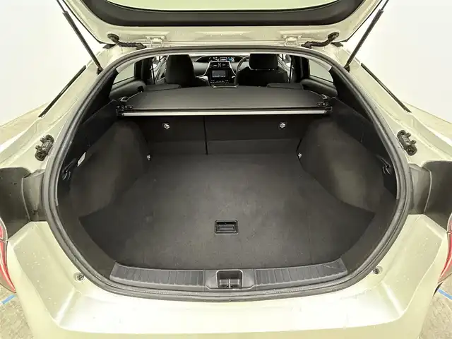 トヨタ プリウス A 岡山県 2016(平28)年 5.6万km ホワイトパールクリスタルシャイン 社外エアロ/純正ナビ/（NSZT-W64）/バックカメラ/アドバンスドパーク/ヘッドアップディスプレイ/トヨタセーフティーセンス/・プリクラッシュセーフティ/・レーンキープアシスト/・オートマチックハイビーム/・レーダークルーズコントロール/・コーナーセンサー/BSM/ETC/ドライブレコーダー/革巻きステアリング/LEDヘッドライト/・フォグライト