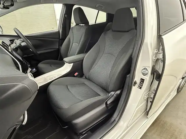 トヨタ プリウス A 岡山県 2016(平28)年 5.6万km ホワイトパールクリスタルシャイン 社外エアロ/純正ナビ/（NSZT-W64）/バックカメラ/アドバンスドパーク/ヘッドアップディスプレイ/トヨタセーフティーセンス/・プリクラッシュセーフティ/・レーンキープアシスト/・オートマチックハイビーム/・レーダークルーズコントロール/・コーナーセンサー/BSM/ETC/ドライブレコーダー/革巻きステアリング/LEDヘッドライト/・フォグライト