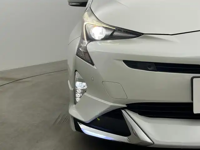 トヨタ プリウス A 岡山県 2016(平28)年 5.6万km ホワイトパールクリスタルシャイン 社外エアロ/純正ナビ/（NSZT-W64）/バックカメラ/アドバンスドパーク/ヘッドアップディスプレイ/トヨタセーフティーセンス/・プリクラッシュセーフティ/・レーンキープアシスト/・オートマチックハイビーム/・レーダークルーズコントロール/・コーナーセンサー/BSM/ETC/ドライブレコーダー/革巻きステアリング/LEDヘッドライト/・フォグライト