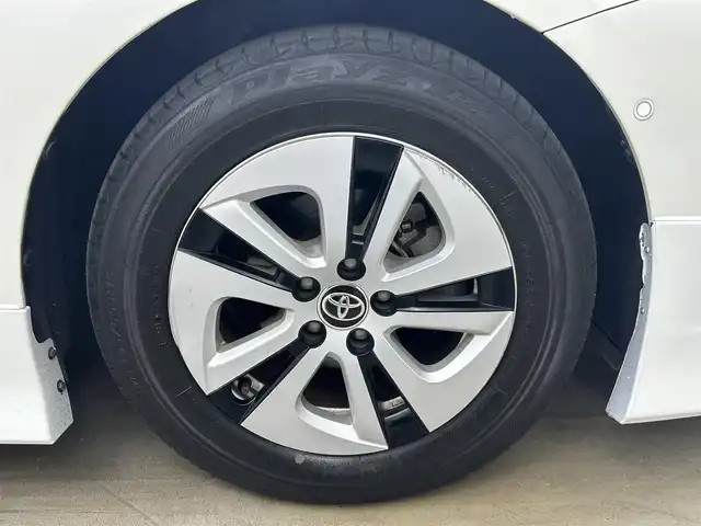 トヨタ プリウス A 岡山県 2016(平28)年 5.6万km ホワイトパールクリスタルシャイン 社外エアロ/純正ナビ/（NSZT-W64）/バックカメラ/アドバンスドパーク/ヘッドアップディスプレイ/トヨタセーフティーセンス/・プリクラッシュセーフティ/・レーンキープアシスト/・オートマチックハイビーム/・レーダークルーズコントロール/・コーナーセンサー/BSM/ETC/ドライブレコーダー/革巻きステアリング/LEDヘッドライト/・フォグライト