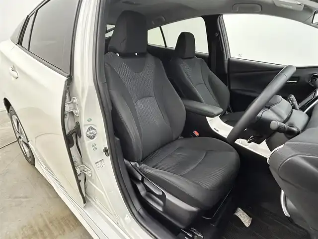 トヨタ プリウス A 岡山県 2016(平28)年 5.6万km ホワイトパールクリスタルシャイン 社外エアロ/純正ナビ/（NSZT-W64）/バックカメラ/アドバンスドパーク/ヘッドアップディスプレイ/トヨタセーフティーセンス/・プリクラッシュセーフティ/・レーンキープアシスト/・オートマチックハイビーム/・レーダークルーズコントロール/・コーナーセンサー/BSM/ETC/ドライブレコーダー/革巻きステアリング/LEDヘッドライト/・フォグライト