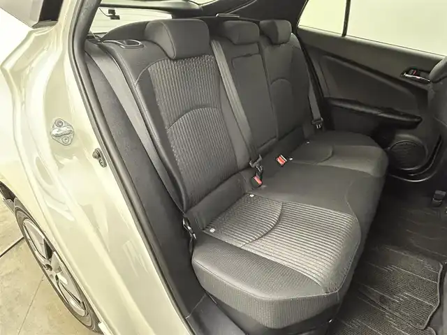 トヨタ プリウス A 岡山県 2016(平28)年 5.6万km ホワイトパールクリスタルシャイン 社外エアロ/純正ナビ/（NSZT-W64）/バックカメラ/アドバンスドパーク/ヘッドアップディスプレイ/トヨタセーフティーセンス/・プリクラッシュセーフティ/・レーンキープアシスト/・オートマチックハイビーム/・レーダークルーズコントロール/・コーナーセンサー/BSM/ETC/ドライブレコーダー/革巻きステアリング/LEDヘッドライト/・フォグライト