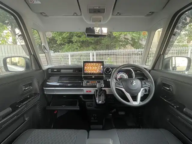 スズキ スペーシア カスタム HYBRID XS 埼玉県 2023(令5)年 0.5万km ピュアホワイトP 純正9インチナビ　/・フルセグTV　CD/DVD/Bluetooth/スズキセーフティサポート/・衝突被害軽減ブレーキ/・誤発進抑制機能/・車線逸脱警報/・リアクロストラフィックアラート/・車間距離制御機能/バックカメラ/アラウンドビューモニター/ステアリングスイッチ/クルーズコントロール/プッシュスタート/ヘッドアップディスプレイ/両側パワースライドドア/D席シートヒーター/アイドリングストップ/パーキングセンサー/純正フロアマット/純正15インチAW