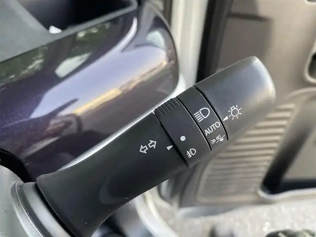 スズキ スペーシア カスタム HYBRID XS 埼玉県 2023(令5)年 0.5万km ピュアホワイトP 純正9インチナビ　/・フルセグTV　CD/DVD/Bluetooth/スズキセーフティサポート/・衝突被害軽減ブレーキ/・誤発進抑制機能/・車線逸脱警報/・リアクロストラフィックアラート/・車間距離制御機能/バックカメラ/アラウンドビューモニター/ステアリングスイッチ/クルーズコントロール/プッシュスタート/ヘッドアップディスプレイ/両側パワースライドドア/D席シートヒーター/アイドリングストップ/パーキングセンサー/純正フロアマット/純正15インチAW
