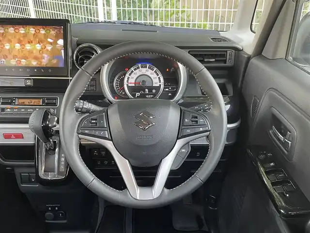 スズキ スペーシア カスタム HYBRID XS 埼玉県 2023(令5)年 0.5万km ピュアホワイトP 純正9インチナビ　/・フルセグTV　CD/DVD/Bluetooth/スズキセーフティサポート/・衝突被害軽減ブレーキ/・誤発進抑制機能/・車線逸脱警報/・リアクロストラフィックアラート/・車間距離制御機能/バックカメラ/アラウンドビューモニター/ステアリングスイッチ/クルーズコントロール/プッシュスタート/ヘッドアップディスプレイ/両側パワースライドドア/D席シートヒーター/アイドリングストップ/パーキングセンサー/純正フロアマット/純正15インチAW
