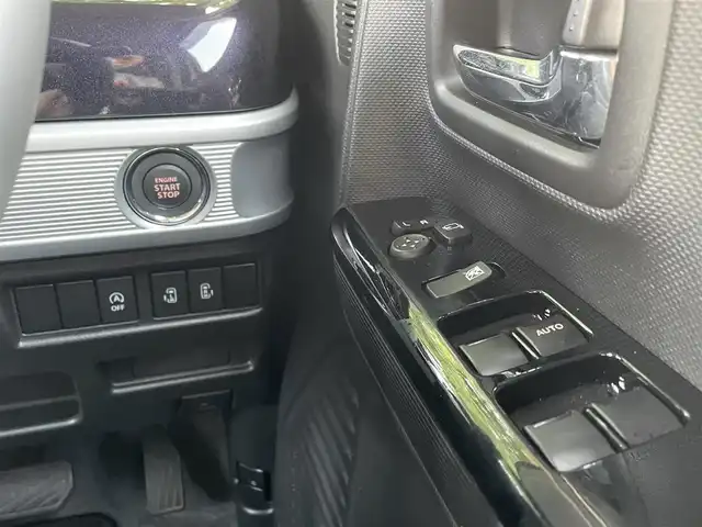 スズキ スペーシア カスタム HYBRID XS 埼玉県 2023(令5)年 0.5万km ピュアホワイトP 純正9インチナビ　/・フルセグTV　CD/DVD/Bluetooth/スズキセーフティサポート/・衝突被害軽減ブレーキ/・誤発進抑制機能/・車線逸脱警報/・リアクロストラフィックアラート/・車間距離制御機能/バックカメラ/アラウンドビューモニター/ステアリングスイッチ/クルーズコントロール/プッシュスタート/ヘッドアップディスプレイ/両側パワースライドドア/D席シートヒーター/アイドリングストップ/パーキングセンサー/純正フロアマット/純正15インチAW