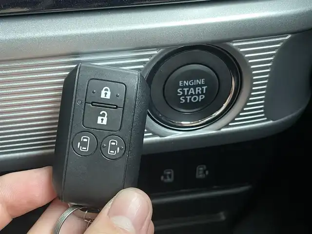 スズキ スペーシア カスタム HYBRID XS 埼玉県 2023(令5)年 0.5万km ピュアホワイトP 純正9インチナビ　/・フルセグTV　CD/DVD/Bluetooth/スズキセーフティサポート/・衝突被害軽減ブレーキ/・誤発進抑制機能/・車線逸脱警報/・リアクロストラフィックアラート/・車間距離制御機能/バックカメラ/アラウンドビューモニター/ステアリングスイッチ/クルーズコントロール/プッシュスタート/ヘッドアップディスプレイ/両側パワースライドドア/D席シートヒーター/アイドリングストップ/パーキングセンサー/純正フロアマット/純正15インチAW