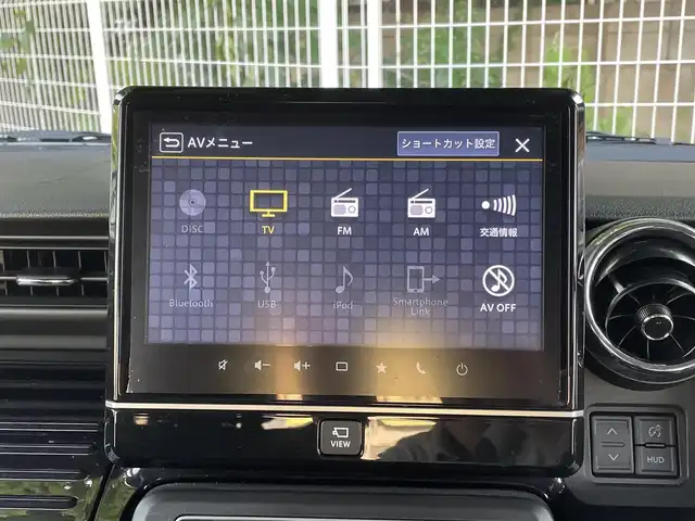スズキ スペーシア カスタム HYBRID XS 埼玉県 2023(令5)年 0.5万km ピュアホワイトP 純正9インチナビ　/・フルセグTV　CD/DVD/Bluetooth/スズキセーフティサポート/・衝突被害軽減ブレーキ/・誤発進抑制機能/・車線逸脱警報/・リアクロストラフィックアラート/・車間距離制御機能/バックカメラ/アラウンドビューモニター/ステアリングスイッチ/クルーズコントロール/プッシュスタート/ヘッドアップディスプレイ/両側パワースライドドア/D席シートヒーター/アイドリングストップ/パーキングセンサー/純正フロアマット/純正15インチAW