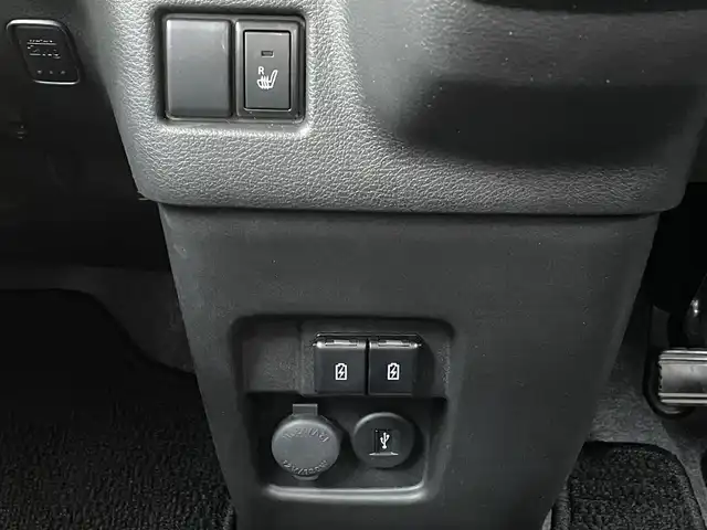 スズキ スペーシア カスタム HYBRID XS 埼玉県 2023(令5)年 0.5万km ピュアホワイトP 純正9インチナビ　/・フルセグTV　CD/DVD/Bluetooth/スズキセーフティサポート/・衝突被害軽減ブレーキ/・誤発進抑制機能/・車線逸脱警報/・リアクロストラフィックアラート/・車間距離制御機能/バックカメラ/アラウンドビューモニター/ステアリングスイッチ/クルーズコントロール/プッシュスタート/ヘッドアップディスプレイ/両側パワースライドドア/D席シートヒーター/アイドリングストップ/パーキングセンサー/純正フロアマット/純正15インチAW