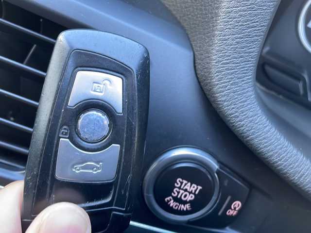 ＢＭＷ Ｘ３ 道東・釧路十勝 2012(平24)年 9万km シルバー 純正ナビ(FM/AM/フルセグTV、CD/DVD)/純正フロアマット/ドラレコ前/プッシュスタート/バックカメラ/パドルシフト/電格ミラー/電動パーキングブレーキ/ETC/コーナーセンサー/ダウンヒルアシストコントロール/積み込みタイヤ(スタッドレス)/アイドリングストップ