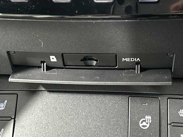 レクサス ＩＳ 300h Fスポーツ 神奈川県 2021(令3)年 1.3万km ホワイトノーヴァガラスフレーク 純正12.3型メモリーナビゲーション/フルセグ　CD DVD　SD　USB　Bluetooth　AUX　Miracast/パノラミックビューモニター/革スポーツシートセット/セーフティシステムプラス/ブラインドスポットモニター/パーキングサポートブレーキ/プリクラッシュセーフティ/レーントレーシングアシスト/オートマチックハイビーム/レーダークルーズコントロール/ロードサインアシスト/先行車発進告知機能/前後ソナー/ドライブセレクトモード/革スポーツシート/前席パワーシート/シートヒーター/ベンチレーション/運転席ポジションメモリー/メモリー付電動チルト/テレスコピックステアリング/ドアミラーメモリー機能/革巻きステアリング/パドルシフト/ステアリングヒーター/アルミペダル/ナノイーX/社外前後ドライブレコーダー/社外GPSレーダー/電動パーキングブレーキ/プッシュスタート/スマートキー/3連フルLEDヘッドランプ/オートライト/純正19インチアルミホイール/純正サイド/リアスポイラー/スペアキー