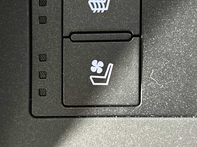 レクサス ＩＳ 300h Fスポーツ 神奈川県 2021(令3)年 1.3万km ホワイトノーヴァガラスフレーク 純正12.3型メモリーナビゲーション/フルセグ　CD DVD　SD　USB　Bluetooth　AUX　Miracast/パノラミックビューモニター/革スポーツシートセット/セーフティシステムプラス/ブラインドスポットモニター/パーキングサポートブレーキ/プリクラッシュセーフティ/レーントレーシングアシスト/オートマチックハイビーム/レーダークルーズコントロール/ロードサインアシスト/先行車発進告知機能/前後ソナー/ドライブセレクトモード/革スポーツシート/前席パワーシート/シートヒーター/ベンチレーション/運転席ポジションメモリー/メモリー付電動チルト/テレスコピックステアリング/ドアミラーメモリー機能/革巻きステアリング/パドルシフト/ステアリングヒーター/アルミペダル/ナノイーX/社外前後ドライブレコーダー/社外GPSレーダー/電動パーキングブレーキ/プッシュスタート/スマートキー/3連フルLEDヘッドランプ/オートライト/純正19インチアルミホイール/純正サイド/リアスポイラー/スペアキー