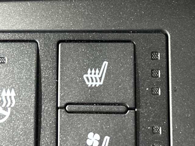 レクサス ＩＳ 300h Fスポーツ 神奈川県 2021(令3)年 1.3万km ホワイトノーヴァガラスフレーク 純正12.3型メモリーナビゲーション/フルセグ　CD DVD　SD　USB　Bluetooth　AUX　Miracast/パノラミックビューモニター/革スポーツシートセット/セーフティシステムプラス/ブラインドスポットモニター/パーキングサポートブレーキ/プリクラッシュセーフティ/レーントレーシングアシスト/オートマチックハイビーム/レーダークルーズコントロール/ロードサインアシスト/先行車発進告知機能/前後ソナー/ドライブセレクトモード/革スポーツシート/前席パワーシート/シートヒーター/ベンチレーション/運転席ポジションメモリー/メモリー付電動チルト/テレスコピックステアリング/ドアミラーメモリー機能/革巻きステアリング/パドルシフト/ステアリングヒーター/アルミペダル/ナノイーX/社外前後ドライブレコーダー/社外GPSレーダー/電動パーキングブレーキ/プッシュスタート/スマートキー/3連フルLEDヘッドランプ/オートライト/純正19インチアルミホイール/純正サイド/リアスポイラー/スペアキー