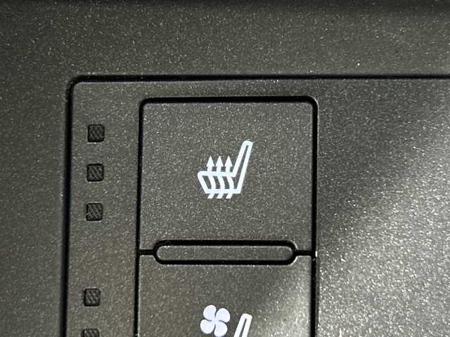 レクサス ＩＳ 300h Fスポーツ 神奈川県 2021(令3)年 1.3万km ホワイトノーヴァガラスフレーク 純正12.3型メモリーナビゲーション/フルセグ　CD DVD　SD　USB　Bluetooth　AUX　Miracast/パノラミックビューモニター/革スポーツシートセット/セーフティシステムプラス/ブラインドスポットモニター/パーキングサポートブレーキ/プリクラッシュセーフティ/レーントレーシングアシスト/オートマチックハイビーム/レーダークルーズコントロール/ロードサインアシスト/先行車発進告知機能/前後ソナー/ドライブセレクトモード/革スポーツシート/前席パワーシート/シートヒーター/ベンチレーション/運転席ポジションメモリー/メモリー付電動チルト/テレスコピックステアリング/ドアミラーメモリー機能/革巻きステアリング/パドルシフト/ステアリングヒーター/アルミペダル/ナノイーX/社外前後ドライブレコーダー/社外GPSレーダー/電動パーキングブレーキ/プッシュスタート/スマートキー/3連フルLEDヘッドランプ/オートライト/純正19インチアルミホイール/純正サイド/リアスポイラー/スペアキー