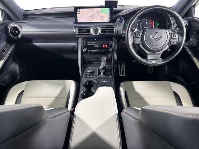レクサス ＩＳ 300h Fスポーツ 神奈川県 2021(令3)年 1.3万km ホワイトノーヴァガラスフレーク 純正12.3型メモリーナビゲーション/フルセグ　CD DVD　SD　USB　Bluetooth　AUX　Miracast/パノラミックビューモニター/革スポーツシートセット/セーフティシステムプラス/ブラインドスポットモニター/パーキングサポートブレーキ/プリクラッシュセーフティ/レーントレーシングアシスト/オートマチックハイビーム/レーダークルーズコントロール/ロードサインアシスト/先行車発進告知機能/前後ソナー/ドライブセレクトモード/革スポーツシート/前席パワーシート/シートヒーター/ベンチレーション/運転席ポジションメモリー/メモリー付電動チルト/テレスコピックステアリング/ドアミラーメモリー機能/革巻きステアリング/パドルシフト/ステアリングヒーター/アルミペダル/ナノイーX/社外前後ドライブレコーダー/社外GPSレーダー/電動パーキングブレーキ/プッシュスタート/スマートキー/3連フルLEDヘッドランプ/オートライト/純正19インチアルミホイール/純正サイド/リアスポイラー/スペアキー