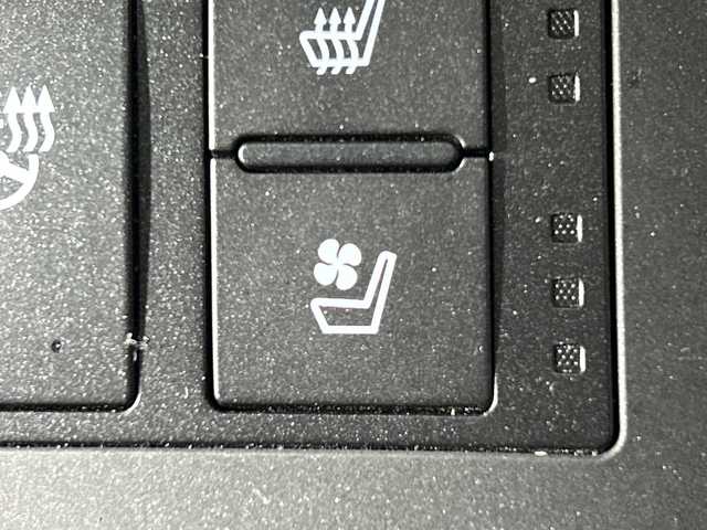 レクサス ＩＳ 300h Fスポーツ 神奈川県 2021(令3)年 1.3万km ホワイトノーヴァガラスフレーク 純正12.3型メモリーナビゲーション/フルセグ　CD DVD　SD　USB　Bluetooth　AUX　Miracast/パノラミックビューモニター/革スポーツシートセット/セーフティシステムプラス/ブラインドスポットモニター/パーキングサポートブレーキ/プリクラッシュセーフティ/レーントレーシングアシスト/オートマチックハイビーム/レーダークルーズコントロール/ロードサインアシスト/先行車発進告知機能/前後ソナー/ドライブセレクトモード/革スポーツシート/前席パワーシート/シートヒーター/ベンチレーション/運転席ポジションメモリー/メモリー付電動チルト/テレスコピックステアリング/ドアミラーメモリー機能/革巻きステアリング/パドルシフト/ステアリングヒーター/アルミペダル/ナノイーX/社外前後ドライブレコーダー/社外GPSレーダー/電動パーキングブレーキ/プッシュスタート/スマートキー/3連フルLEDヘッドランプ/オートライト/純正19インチアルミホイール/純正サイド/リアスポイラー/スペアキー