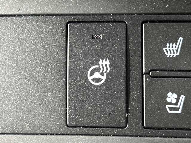 レクサス ＩＳ 300h Fスポーツ 神奈川県 2021(令3)年 1.3万km ホワイトノーヴァガラスフレーク 純正12.3型メモリーナビゲーション/フルセグ　CD DVD　SD　USB　Bluetooth　AUX　Miracast/パノラミックビューモニター/革スポーツシートセット/セーフティシステムプラス/ブラインドスポットモニター/パーキングサポートブレーキ/プリクラッシュセーフティ/レーントレーシングアシスト/オートマチックハイビーム/レーダークルーズコントロール/ロードサインアシスト/先行車発進告知機能/前後ソナー/ドライブセレクトモード/革スポーツシート/前席パワーシート/シートヒーター/ベンチレーション/運転席ポジションメモリー/メモリー付電動チルト/テレスコピックステアリング/ドアミラーメモリー機能/革巻きステアリング/パドルシフト/ステアリングヒーター/アルミペダル/ナノイーX/社外前後ドライブレコーダー/社外GPSレーダー/電動パーキングブレーキ/プッシュスタート/スマートキー/3連フルLEDヘッドランプ/オートライト/純正19インチアルミホイール/純正サイド/リアスポイラー/スペアキー