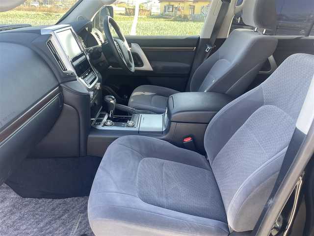 トヨタ ランドクルーザー AX 静岡県 2017(平29)年 4.9万km ブラック ワンオーナー/サンルーフ/純正SDナビ、地デジ、Bluetooth、CD、DVD/アラウンドビューモニター/モデリスタエアロ/プリクラッシュセーフティ/レーンキープアシスト/ウインカーミラー/ブラインドスポットモニター/ウッドコンビステア/レーダークルーズコントロール/LEDヘッドライト/ビルトインETC/オートマチックハイビーム/クリアランスソナー（リア）/ルーフレール/ドアバイザー/W・サイド・カーテンエアバッグ/スマートキー×２/保証書、取説