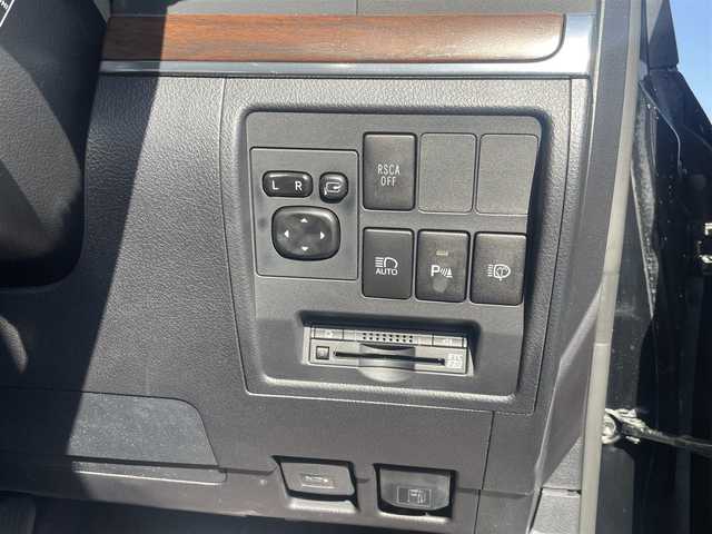 トヨタ ランドクルーザー AX 静岡県 2017(平29)年 4.9万km ブラック ワンオーナー/サンルーフ/純正SDナビ、地デジ、Bluetooth、CD、DVD/アラウンドビューモニター/モデリスタエアロ/プリクラッシュセーフティ/レーンキープアシスト/ウインカーミラー/ブラインドスポットモニター/ウッドコンビステア/レーダークルーズコントロール/LEDヘッドライト/ビルトインETC/オートマチックハイビーム/クリアランスソナー（リア）/ルーフレール/ドアバイザー/W・サイド・カーテンエアバッグ/スマートキー×２/保証書、取説