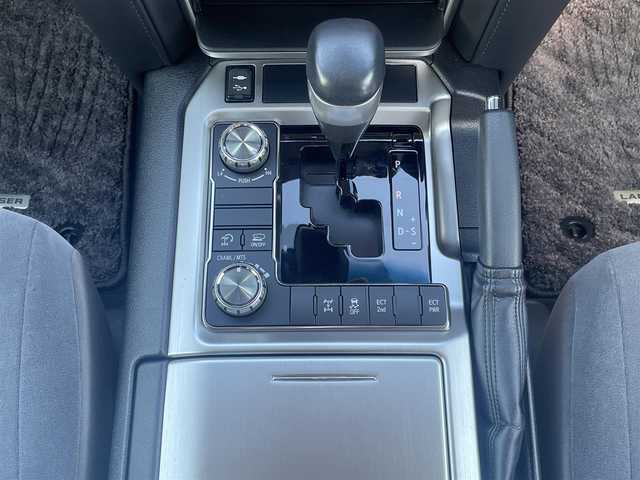 トヨタ ランドクルーザー AX 静岡県 2017(平29)年 4.9万km ブラック ワンオーナー/サンルーフ/純正SDナビ、地デジ、Bluetooth、CD、DVD/アラウンドビューモニター/モデリスタエアロ/プリクラッシュセーフティ/レーンキープアシスト/ウインカーミラー/ブラインドスポットモニター/ウッドコンビステア/レーダークルーズコントロール/LEDヘッドライト/ビルトインETC/オートマチックハイビーム/クリアランスソナー（リア）/ルーフレール/ドアバイザー/W・サイド・カーテンエアバッグ/スマートキー×２/保証書、取説