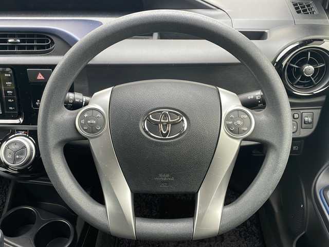 トヨタ アクア S 秋田県 2016(平28)年 1.9万km ライムホワイトパールクリスタルシャイン 純正ナビ　/（ＣＤ　ＤＶＤ　Ｂｌｕｅｔｏｏｔｈ　フルセグ）/衝突軽減ブレーキ/ＥＴＣ/バックカメラ/ＬＥＤヘッドライト/オートライト/レーンキープ/新車時保証書/取説書