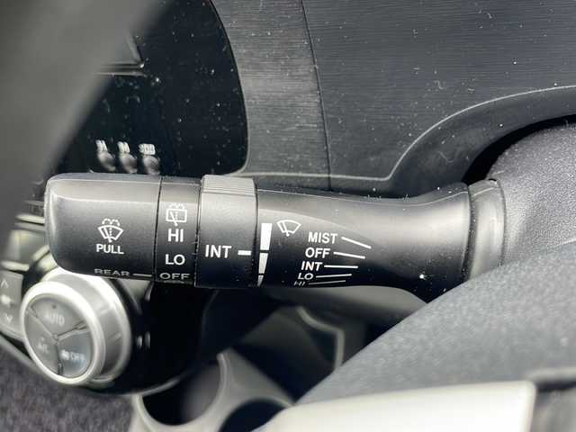 トヨタ アクア S 秋田県 2016(平28)年 1.9万km ライムホワイトパールクリスタルシャイン 純正ナビ　/（ＣＤ　ＤＶＤ　Ｂｌｕｅｔｏｏｔｈ　フルセグ）/衝突軽減ブレーキ/ＥＴＣ/バックカメラ/ＬＥＤヘッドライト/オートライト/レーンキープ/新車時保証書/取説書