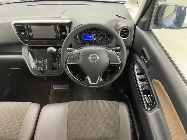 日産 デイズ ルークス HWS X Vセレクション 兵庫県 2017(平29)年 5万km オーシャンブルーP ・純正SDナビ/・CD/DVD/BT/SD/フルセグTV/・全方位カメラ/・両側パワースライドドア/・ETC/・衝突軽減ブレーキ/・LEDヘッドライト/・オートライト/・スマートキー/・スペアキー1本/・純正15インチアルミホイール/・純正フロアマット/・ハーフレザーシート