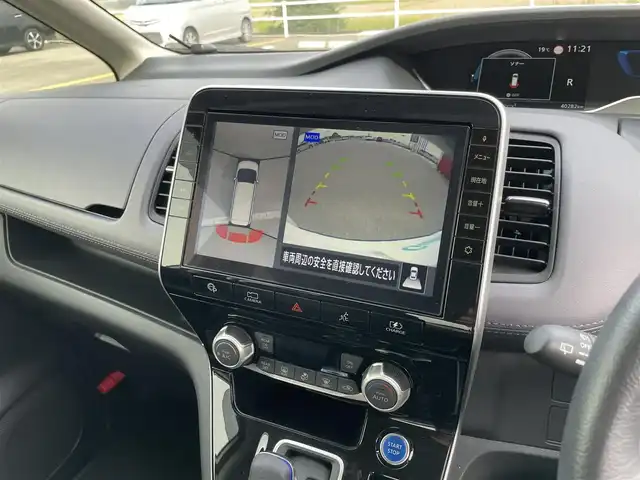 日産 セレナ e－パワー ハイウェイスター V 佐賀県 2020(令2)年 4.1万km ブリリアントホワイトパール 純正10インチナビゲーション/・AM/FM/CD/DVD/Bluetooth/フルセグテレビ/純正フリップダウンモニター/アラウンドビューモニター/ドライブレコーダー/ETC/両側パワースライドドア/電子パーキングブレーキ/・オートブレーキホールド/LEDヘッドライト/・オートマチックハイビーム/純正15インチアルミホイール/純正フロアマット/プロパイロット/革巻きステアリング/・ステアリングリモコン/ロールサンシェード/スマートキー/・プッシュスタート/スペアキー１本/エンジンスターター