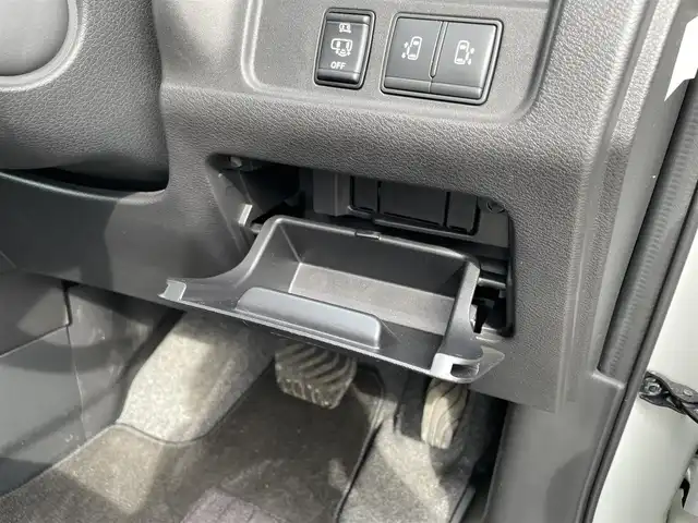 日産 セレナ e－パワー ハイウェイスター V 佐賀県 2020(令2)年 4.1万km ブリリアントホワイトパール 純正10インチナビゲーション/・AM/FM/CD/DVD/Bluetooth/フルセグテレビ/純正フリップダウンモニター/アラウンドビューモニター/ドライブレコーダー/ETC/両側パワースライドドア/電子パーキングブレーキ/・オートブレーキホールド/LEDヘッドライト/・オートマチックハイビーム/純正15インチアルミホイール/純正フロアマット/プロパイロット/革巻きステアリング/・ステアリングリモコン/ロールサンシェード/スマートキー/・プッシュスタート/スペアキー１本/エンジンスターター