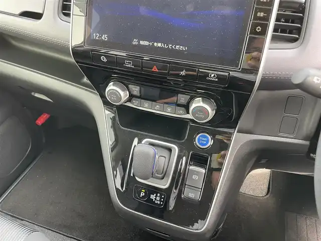 日産 セレナ e－パワー ハイウェイスター V 佐賀県 2020(令2)年 4.1万km ブリリアントホワイトパール 純正10インチナビゲーション/・AM/FM/CD/DVD/Bluetooth/フルセグテレビ/純正フリップダウンモニター/アラウンドビューモニター/ドライブレコーダー/ETC/両側パワースライドドア/電子パーキングブレーキ/・オートブレーキホールド/LEDヘッドライト/・オートマチックハイビーム/純正15インチアルミホイール/純正フロアマット/プロパイロット/革巻きステアリング/・ステアリングリモコン/ロールサンシェード/スマートキー/・プッシュスタート/スペアキー１本/エンジンスターター