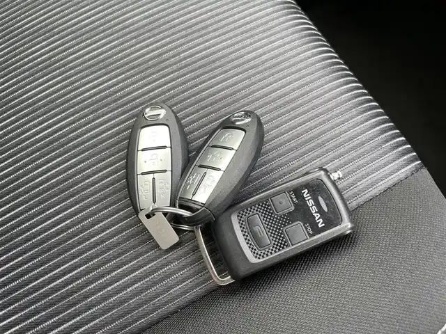 日産 セレナ e－パワー ハイウェイスター V 佐賀県 2020(令2)年 4.1万km ブリリアントホワイトパール 純正10インチナビゲーション/・AM/FM/CD/DVD/Bluetooth/フルセグテレビ/純正フリップダウンモニター/アラウンドビューモニター/ドライブレコーダー/ETC/両側パワースライドドア/電子パーキングブレーキ/・オートブレーキホールド/LEDヘッドライト/・オートマチックハイビーム/純正15インチアルミホイール/純正フロアマット/プロパイロット/革巻きステアリング/・ステアリングリモコン/ロールサンシェード/スマートキー/・プッシュスタート/スペアキー１本/エンジンスターター