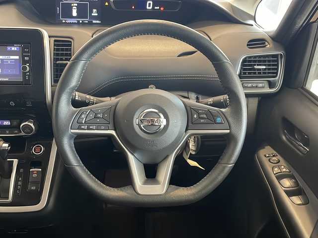 日産 セレナ ハイウェイスター Vセレクション 福井県 2017(平29)年 5.5万km ダイヤモンドブラック 純正7インチSDナビ/フルセグTV/BT/CD/DVD/USB/SD/AUX/アラウンドビューモニター/フリップダウンモニター/セーフティパックB/・プロパイロット/・インテリジェントパーキングアシスト/・エマージェンシーブレーキ/・車線逸脱防止支援システム/・フロント&バックソナー/・標識検知機能/・ふらつき警報/・インテリジェントルームミラー/ドライブレコーダー/ETC/両側パワースライドドア/オートライト/LEDヘッドライト/純正16インチアルミホイール/純正フロアマット/プッシュスタート/スマートキー