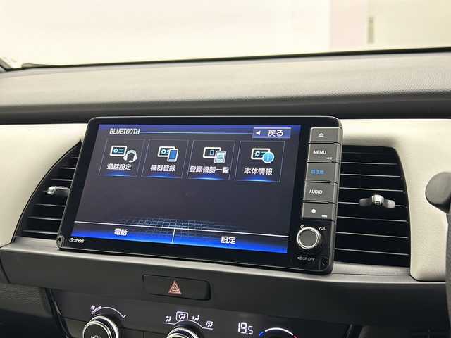 ホンダ フィット ホーム 宮城県 2021(令3)年 4.7万km プラチナホワイトパール 寒冷地仕様/ワイパーデアイサー/純正9インチナビ/(AM/FM/TV/iPod/BT/SD/USB/CD/DVD)/前後ドライブレコーダー/レーダークルーズコントロール/ハーフレザー/プッシュスタート/スマートキー/オートライト/オートマチックハイビーム/LEDヘッドライト/純正フロアマット