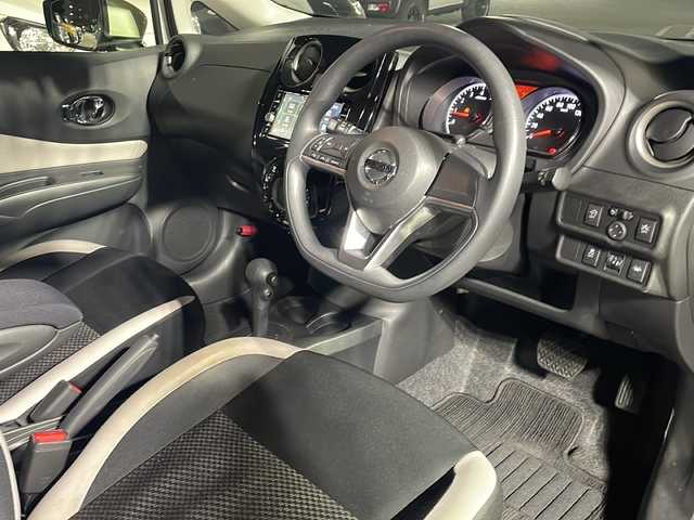 日産 ノート X Vセレクション 山口県 2020(令2)年 1万km ブリリアントホワイトパール ワンオーナー/純正７型ナビ（フルセグTV、AM/FM、Bluetooth）/全方位カメラ/HIDオートライト/社外14インチアルミホイール/アイドリングストップ/横滑り防止装置/レーンキープアシスト/衝突被害軽減ブレーキ/前後コーナーセンサー