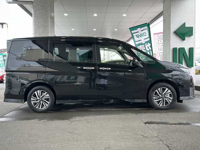 日産 セレナ e－パワー ハイウェイスター V 愛媛県 2024(令6)年 1.7万km ダイヤモンドブラック ワンオーナー/純正12.3インチナビ/フルセグTV/Bluetooth/AppleCarPlay/HDMI/プロパイロット/インテリジェントエマージェンシーブレーキ/フリップダウンモニター/両側パワースイライドドア/ハンズフリーパワースライド/純正前後ドライブレコーダー/ブラインドスポットモニター/デジタルインナーミラー/ビルトインETC2.0/置くだけ充電/スペアキーx1/保証書/取扱説明書