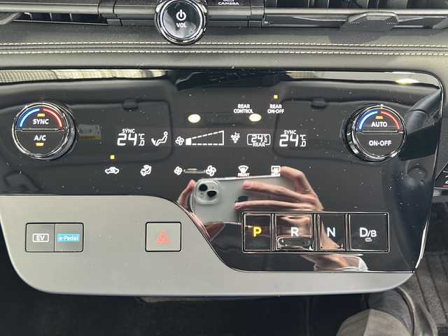 日産 セレナ e－パワー ハイウェイスター V 愛媛県 2024(令6)年 1.7万km ダイヤモンドブラック ワンオーナー/純正12.3インチナビ/フルセグTV/Bluetooth/AppleCarPlay/HDMI/プロパイロット/インテリジェントエマージェンシーブレーキ/フリップダウンモニター/両側パワースイライドドア/ハンズフリーパワースライド/純正前後ドライブレコーダー/ブラインドスポットモニター/デジタルインナーミラー/ビルトインETC2.0/置くだけ充電/スペアキーx1/保証書/取扱説明書