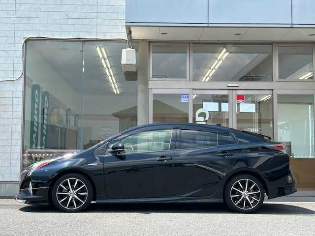 トヨタ プリウス S 徳島県 2016(平28)年 12.4万km アティチュードブラックマイカ 社外メモリナビ AVN-Z05iw/フルセグTV/Bluetooth/CD/USB/外部入力/バックカメラ/DRIVEモード/ECO/NORMAL/PWR/EVモード/社外エアロ/車両接近通報一時停止スイッチ/ステアリングスイッチ/横滑り防止装置/HIDヘッドライト/社外17インチアルミホイール/ETC/ドアバイザー/純正フロアマット/スペアキー