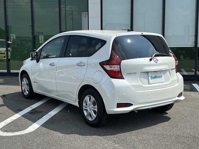 日産 ノート e－パワー X 岐阜県 2018(平30)年 1.4万km ブリリアントホワイトパール 登録時走行距離13410km/デジタルインナーミラー/純正ナビ/フルセグテレビ/全方位カメラ/Blue ooth・CD・DVD・SDミュージックサーバー・USB入力端子・AUX/ETC/衝突被害軽減システム/コーナーセンサー前後/ドライブレコーダー前方/レーンキープアシスト/ＬＥＤヘッドライト/フォグランプ/オートライト/横滑り防止装置/盗難防止装置/エアバッグ運転席・助手席/布系シート/フルフラットシート/純正フロアマット/プッシュスタート/スマートキー/アイドリングストップ/保証書