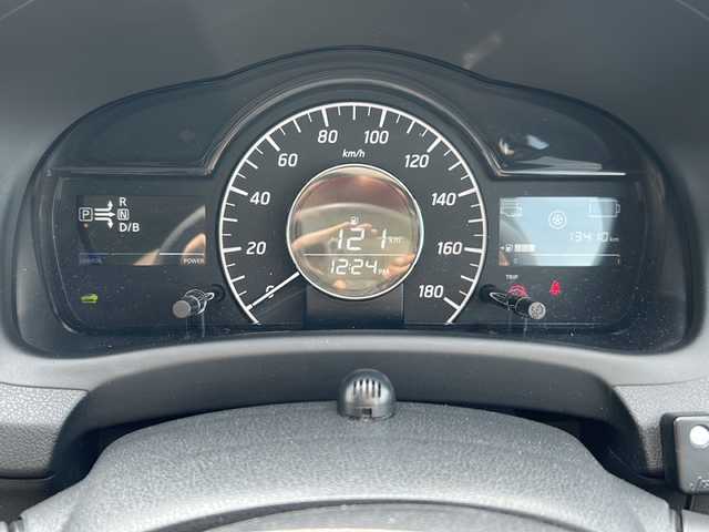 日産 ノート e－パワー X 岐阜県 2018(平30)年 1.4万km ブリリアントホワイトパール 登録時走行距離13410km/デジタルインナーミラー/純正ナビ/フルセグテレビ/全方位カメラ/Blue ooth・CD・DVD・SDミュージックサーバー・USB入力端子・AUX/ETC/衝突被害軽減システム/コーナーセンサー前後/ドライブレコーダー前方/レーンキープアシスト/ＬＥＤヘッドライト/フォグランプ/オートライト/横滑り防止装置/盗難防止装置/エアバッグ運転席・助手席/布系シート/フルフラットシート/純正フロアマット/プッシュスタート/スマートキー/アイドリングストップ/保証書