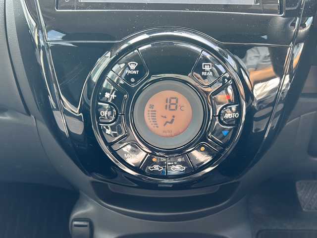 日産 ノート e－パワー X 岐阜県 2018(平30)年 1.4万km ブリリアントホワイトパール 登録時走行距離13410km/デジタルインナーミラー/純正ナビ/フルセグテレビ/全方位カメラ/Blue ooth・CD・DVD・SDミュージックサーバー・USB入力端子・AUX/ETC/衝突被害軽減システム/コーナーセンサー前後/ドライブレコーダー前方/レーンキープアシスト/ＬＥＤヘッドライト/フォグランプ/オートライト/横滑り防止装置/盗難防止装置/エアバッグ運転席・助手席/布系シート/フルフラットシート/純正フロアマット/プッシュスタート/スマートキー/アイドリングストップ/保証書
